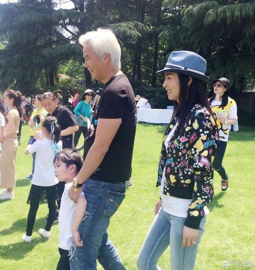 张庭一家三口参加运动会 握拳比耶场面温馨幸福