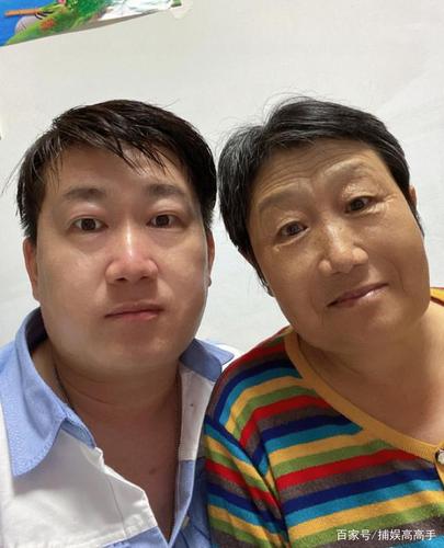 张鹤伦双节晒妈妈合照,五官如同复刻,网友:我以为俩儿