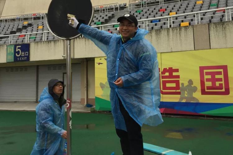 手握发令枪的老师在寒风中依旧满脸灿烂.