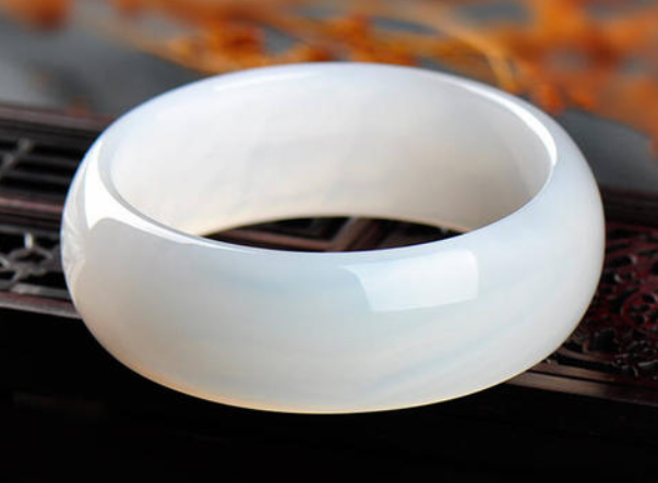 白色玛瑙手镯怎么鉴别真假掌握这两点