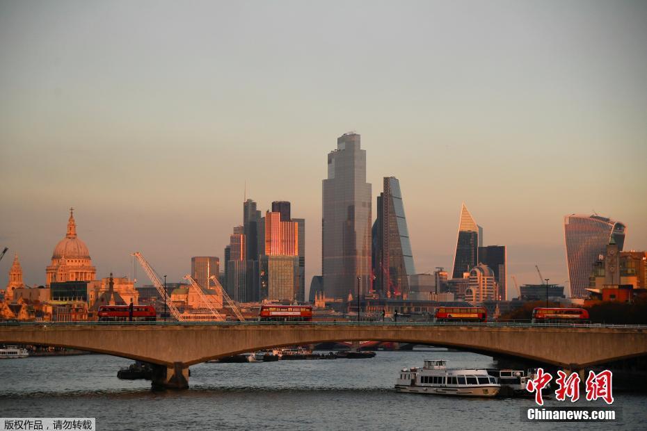 英格兰地区实行全境封锁,包括关闭酒吧,餐馆,体育馆,非必要商店等