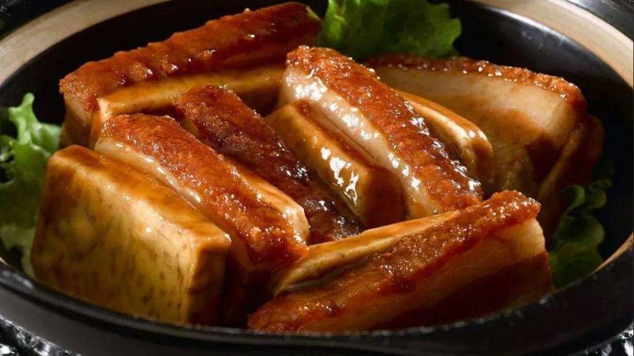 济南是山东省的省会城市,因境内泉水众多,拥有"七十二名泉",素有"四面