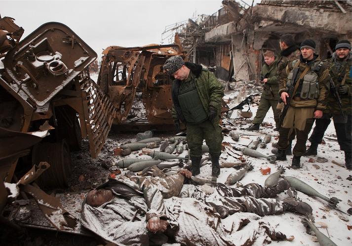 顿涅茨克国防部长视察机场 满地尸体