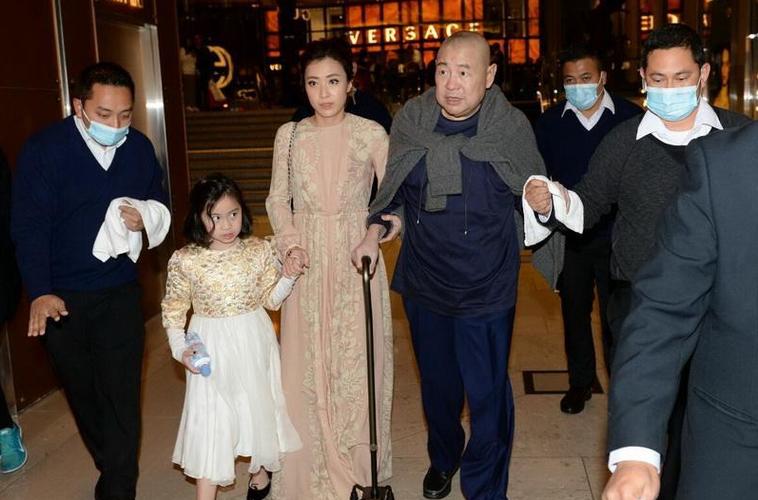 甘比首次以刘銮雄太太身份参加富豪派对,风韵犹存