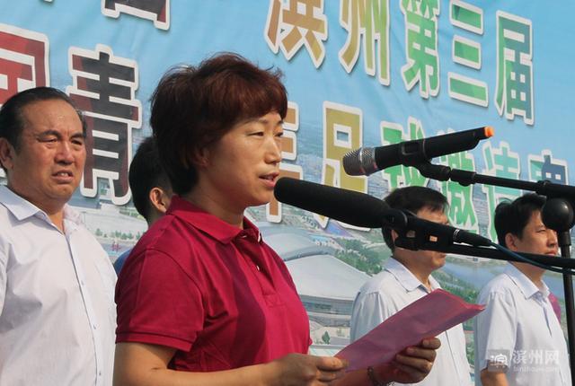 市体育局党组书记,局长,市体育运动学校党支部书记谷玉玲致辞.