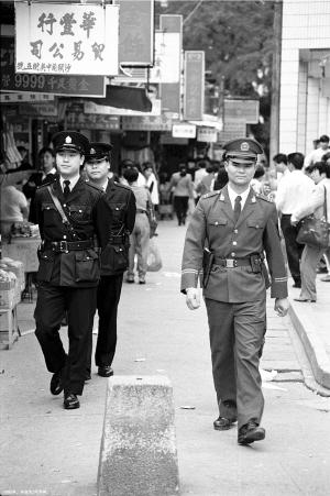 1995年,中英街界碑前的中港警察.