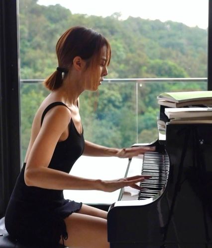 31岁美女钢琴家深夜自杀,曝丑闻后被霸凌,因电线太细捡回命