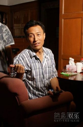 抗日剧《连环套》热拍 主演王洛勇家人上海探班