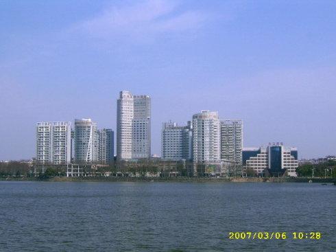 酒店地处风景如画的九江南湖之滨,设施豪华舒适,居住环境温馨,自然