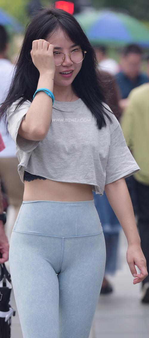 街拍美女紧身裤图片 太紧 内痕