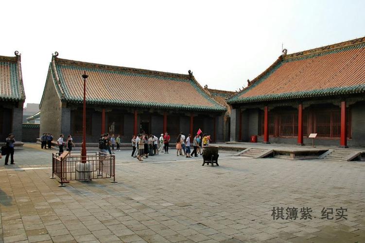 在北京故宫,皇后妃子各有寝宫,而在沈阳故宫,皇后妃子都住在一个大