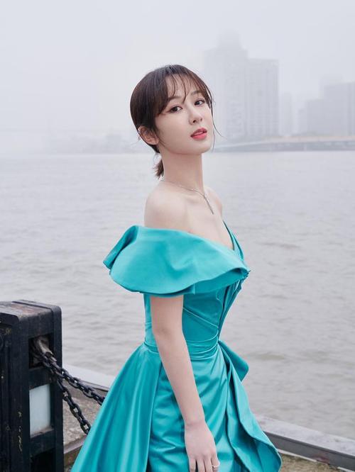 杨紫甜美靓丽,穿抹胸裙优雅温柔