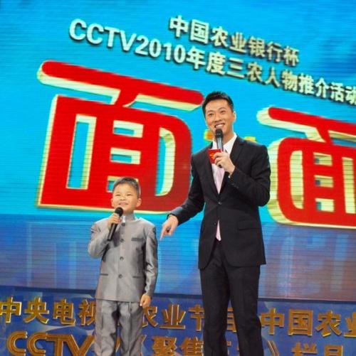 林浩和主持人顾国宁现场"侃大山"逗乐全场   摄影:杨乐