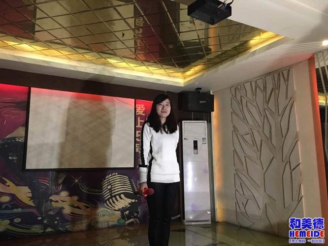 首先是我们的主持人欧阳梦婷为我们致开场白!