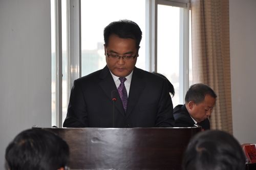 区人民政府副区长杨永寿作议案