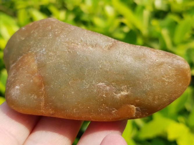 二千拿下的黄雾翡翠原石,开窗后肉质达到糯冰种了!