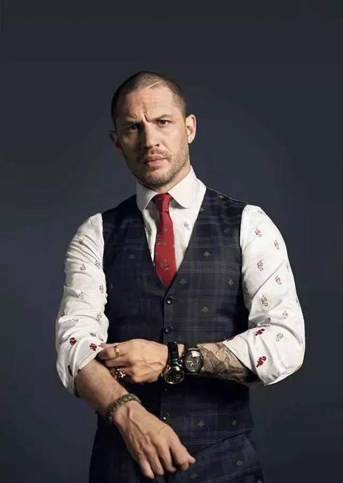 哈迪从不否认内心的阴暗一面,他说: "完美会让我感到不安,紧张,甚至有