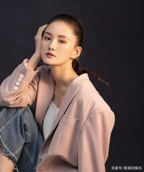 35岁的馨子看起来还是那么的年轻可爱,丝毫看不出35岁的实际年龄.