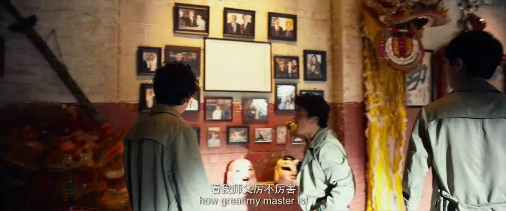 《唐人街探案2》里"唐仁"师父的拳馆墙上那些照片的真相