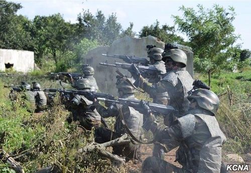炮兵炸完步兵冲 朝鲜特种部队联合演习竟演出二战范