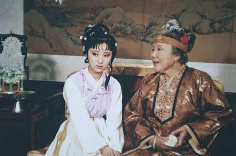 再读《红楼梦》:鸳鸯是如何成为贾府中地位最高的大丫鬟的?