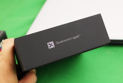侧面则是印有qualcomm aptx,表明这是一款搭载高通公司aptx音频技术