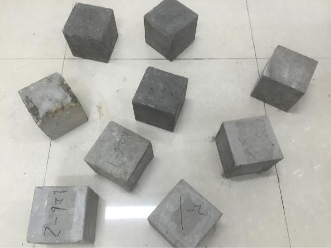 李雅勤老师的带领下对同学们之前制作的混凝土试块进行了强度测试