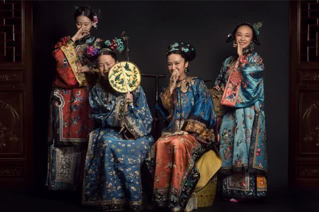 这是四套清朝服饰的合照,看到照片中的女子穿着华服浅笑低眸的模样.