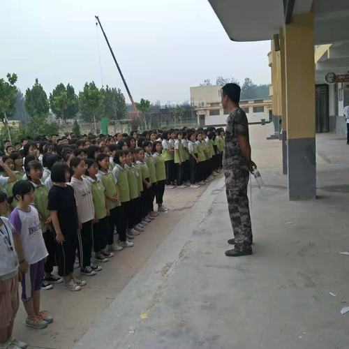 菏泽市斑马救援中心定陶斑马马集队受马集镇中学领导邀请为中学学生