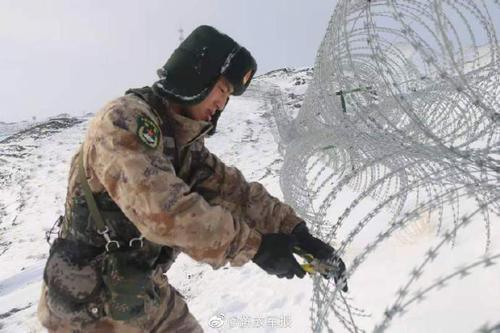 守好国门零下16边防战士踏雪巡逻