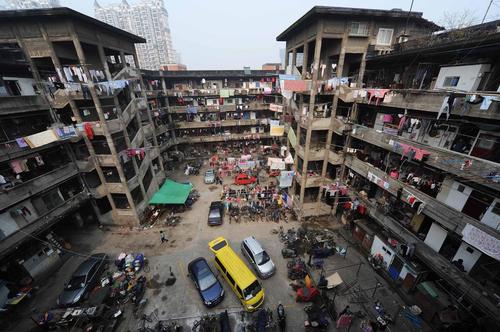组图上海闹市蜗居客250户挤住筒子楼似斗兽场