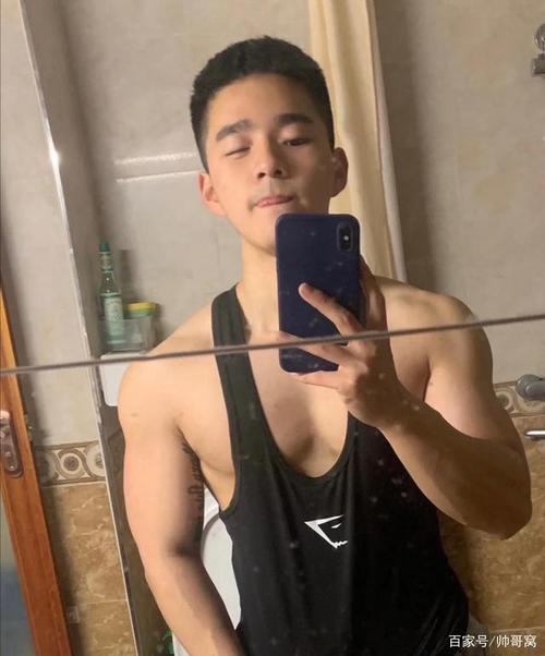 健壮的00后肌肉小奶狗,呆萌的自拍照,迷人的身材,男力