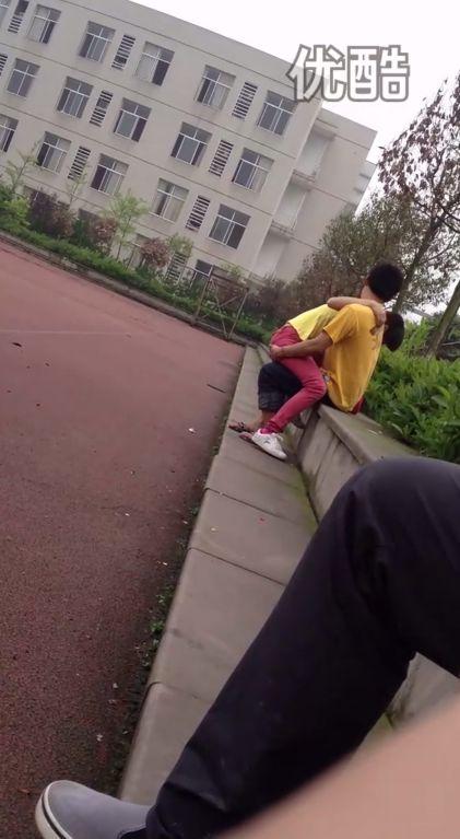 公园里女学生坐在男同学大腿上亲热欲求不满,当众做出