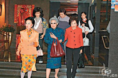 新浪娱乐讯 前晚(2月9日)是元宵佳节,利孝和夫人约家人团圆饭聚.