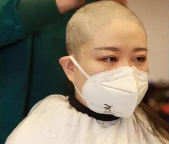 女医护人员, 如果作秀是以她们的牺牲为代价,那未免也太残酷了一点