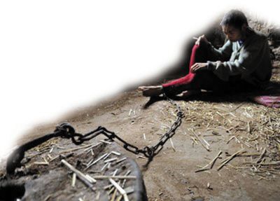 陕西乾县,陈生社18岁时精神失常,22岁那年被父母用铁链锁住,囚禁至今