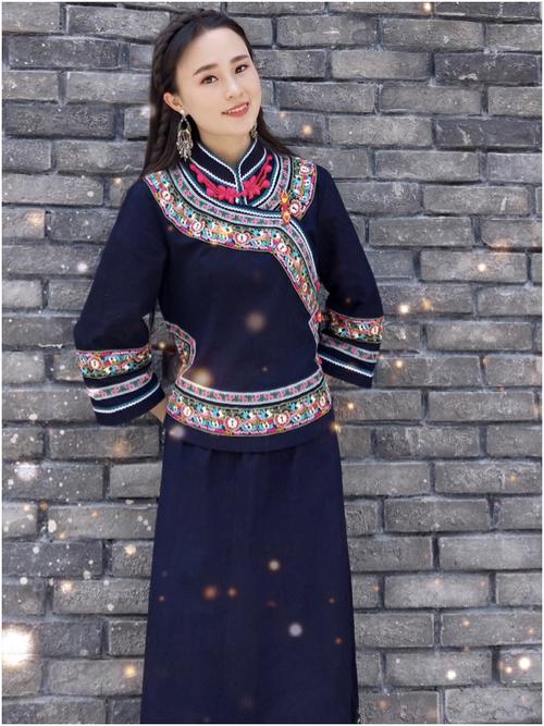 希望大家喜欢上我们的布依族民族服装,我是90后布依族姑娘,贵州的