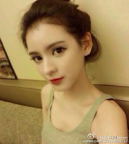 有网友扒出张予曦整容前后的对比照,照片中张予曦的眼角变大,鼻梁变高