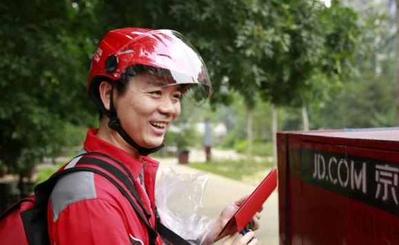 京东快递小哥厉害了 每人每天送出822单半月挣一万六