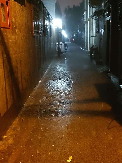 午夜的秋雨,孤独的夜"行人"