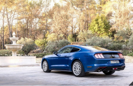 福特野马还可以作为敞篷车使用仅配备10速自动变速箱