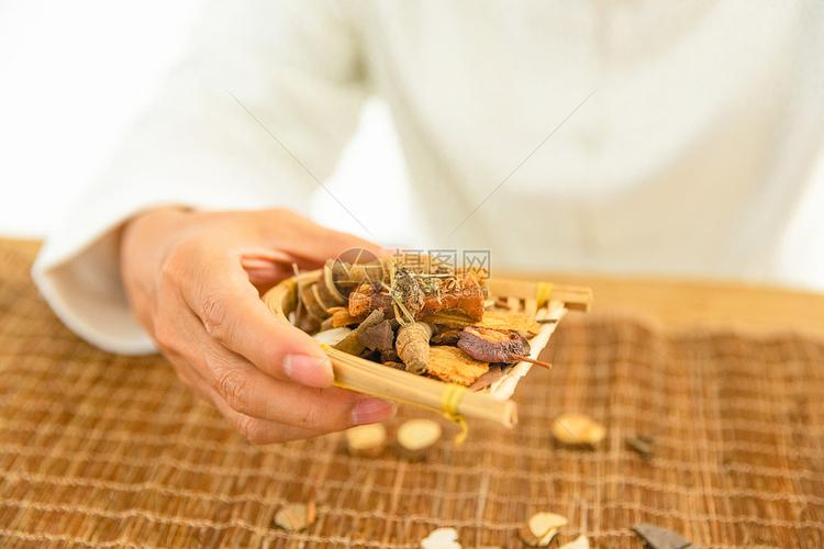 手拿药材特写