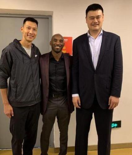 看了照片才知道,真有人合影能把姚明"变小",奥尼尔都不行