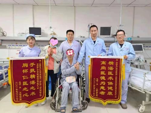 鲜红锦旗感谢医护人员给予"第二次生命"