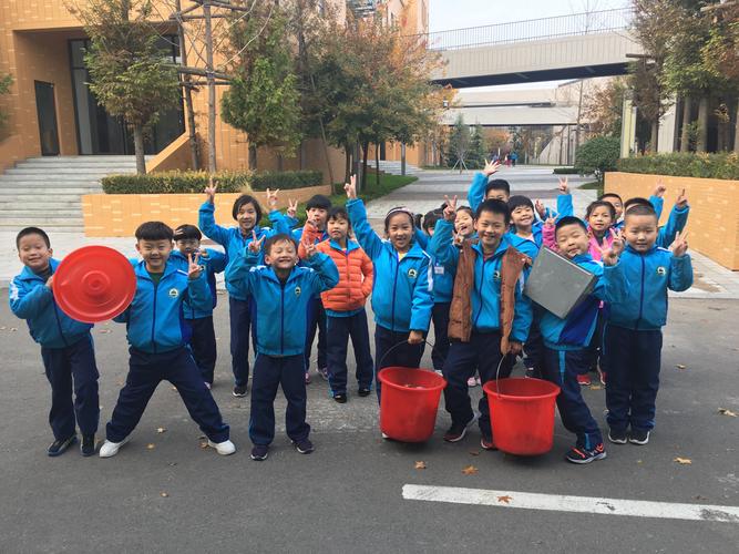 校园环保小卫士--记潍坊峡山双语小学一年级职业体验之校园小小清洁工