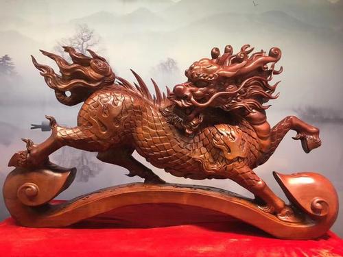 一组精美的动物木雕作品