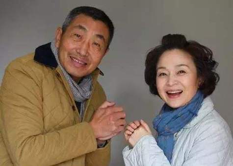 国家一级演员杜源妻子曝光,两人是青梅竹马,结婚多年仍甜蜜如初