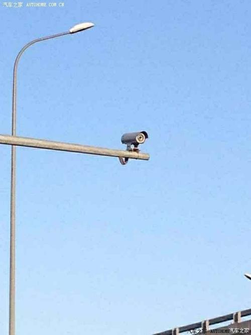 注意分辨一下摄像头,如果是拍闯红灯的探头,就是路口上方,只有一个