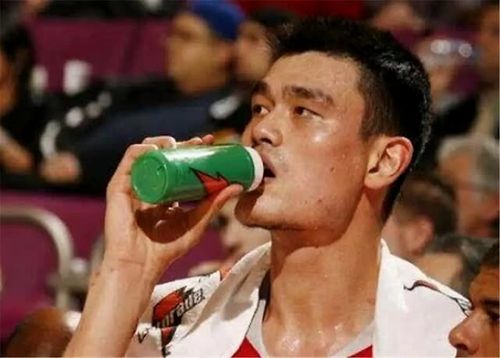 俗话说"冬练三九,夏练三伏",说明在极端气温条件下打篮球出出汗,更有