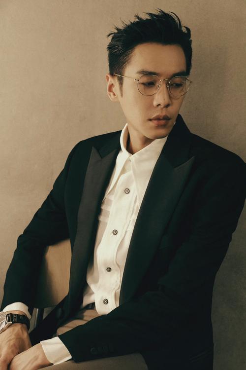 张若昀西服衬衣,腕表配金丝框眼镜,俊朗帅气的绅士格调